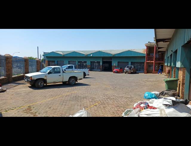 1,100M² BUILDING FOR SALE IN APEX